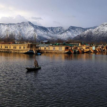 Houseboat Dunhill Bed & Breakfast Srinagar  Exterior photo