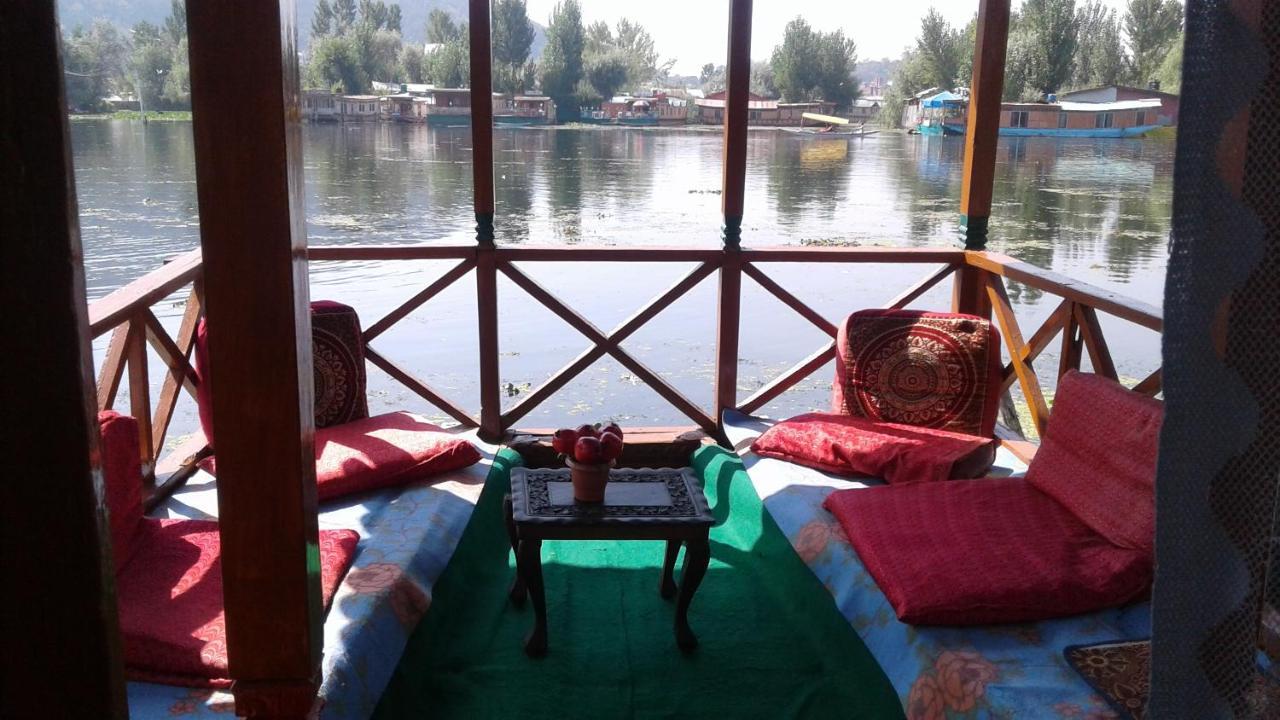 Houseboat Dunhill Bed & Breakfast Srinagar  Exterior photo
