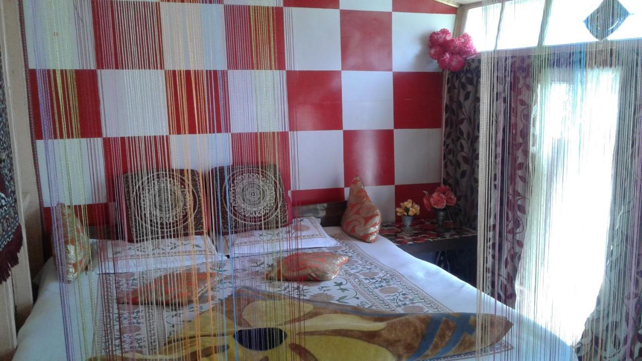 Houseboat Dunhill Bed & Breakfast Srinagar  Exterior photo