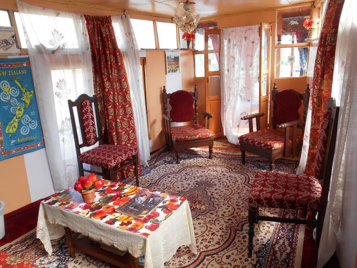 Houseboat Dunhill Bed & Breakfast Srinagar  Exterior photo