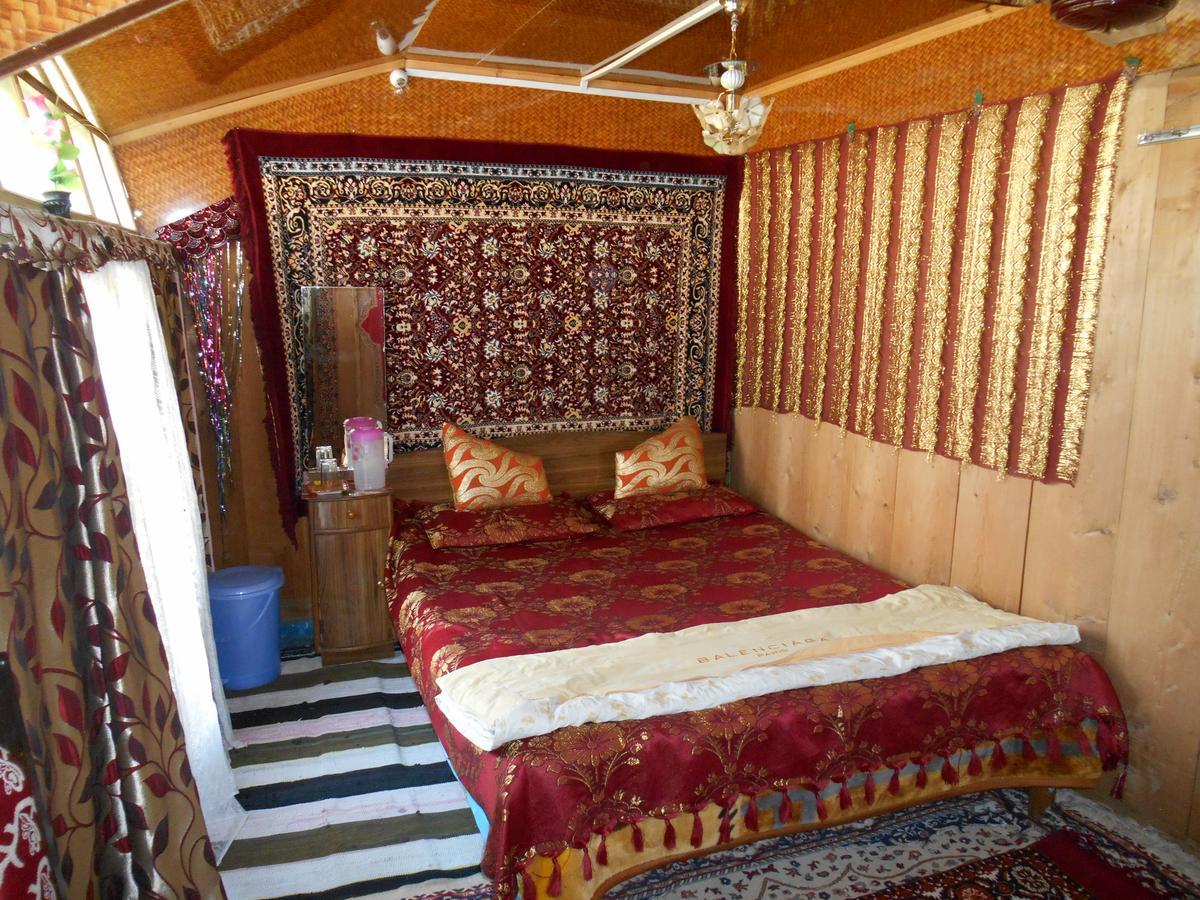 Houseboat Dunhill Bed & Breakfast Srinagar  Exterior photo