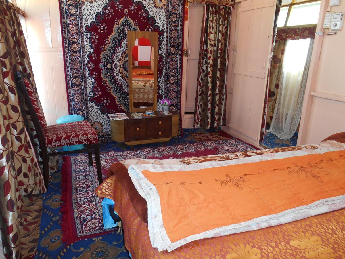 Houseboat Dunhill Bed & Breakfast Srinagar  Exterior photo
