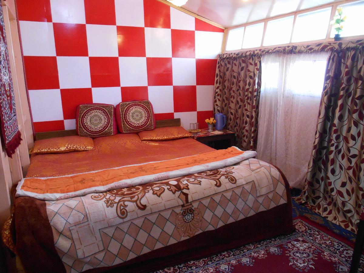 Houseboat Dunhill Bed & Breakfast Srinagar  Exterior photo