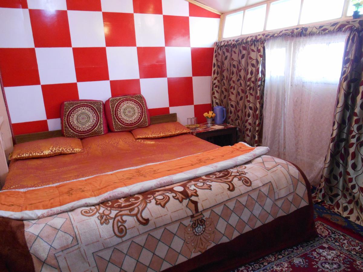 Houseboat Dunhill Bed & Breakfast Srinagar  Exterior photo