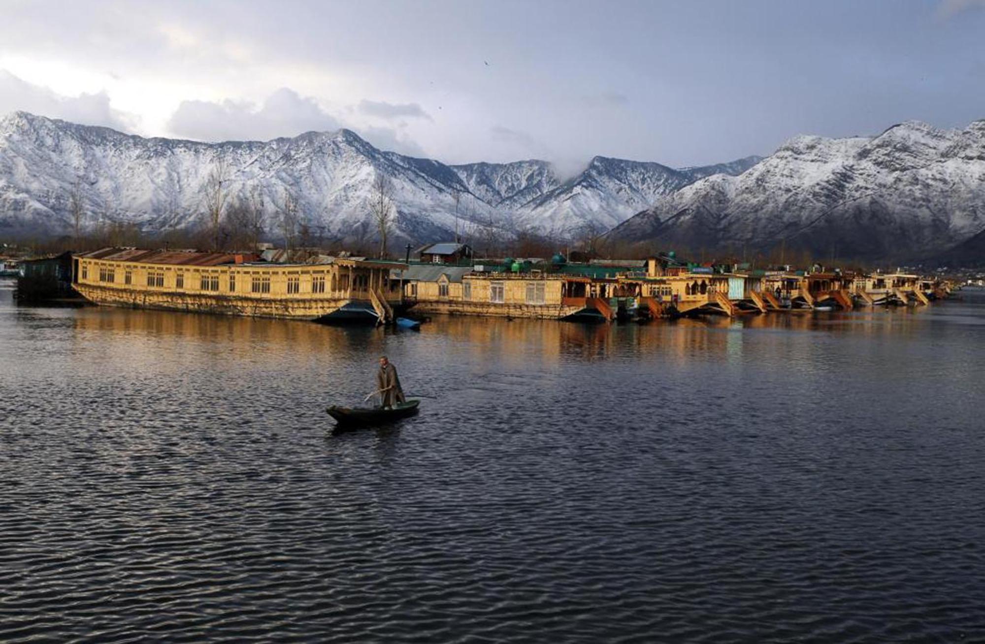 Houseboat Dunhill Bed & Breakfast Srinagar  Exterior photo